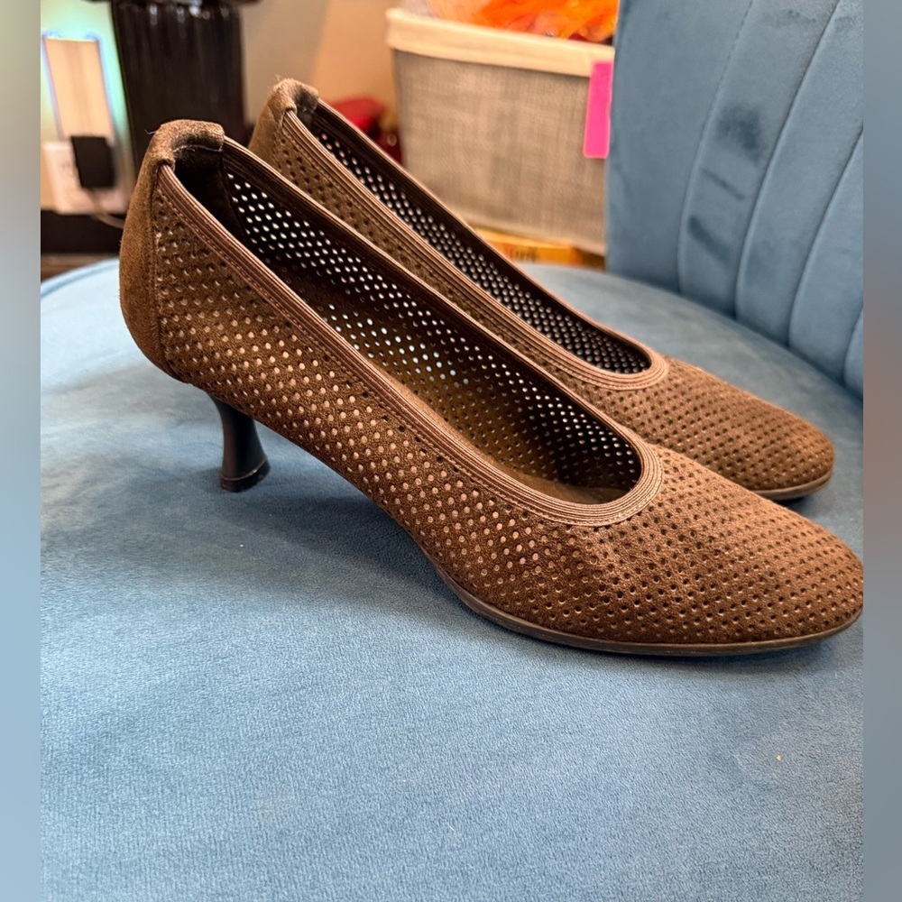 Stuart Weitzman Brown Suede Perforated Kitten Heels Size 7.5 - Picture 2 of 5